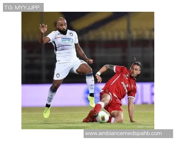 足球明星在比赛中倒地后奋力起身的精彩瞬间展现了他们不屈不挠的竞技精神